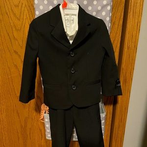 Van Heusen 2T boys suit set